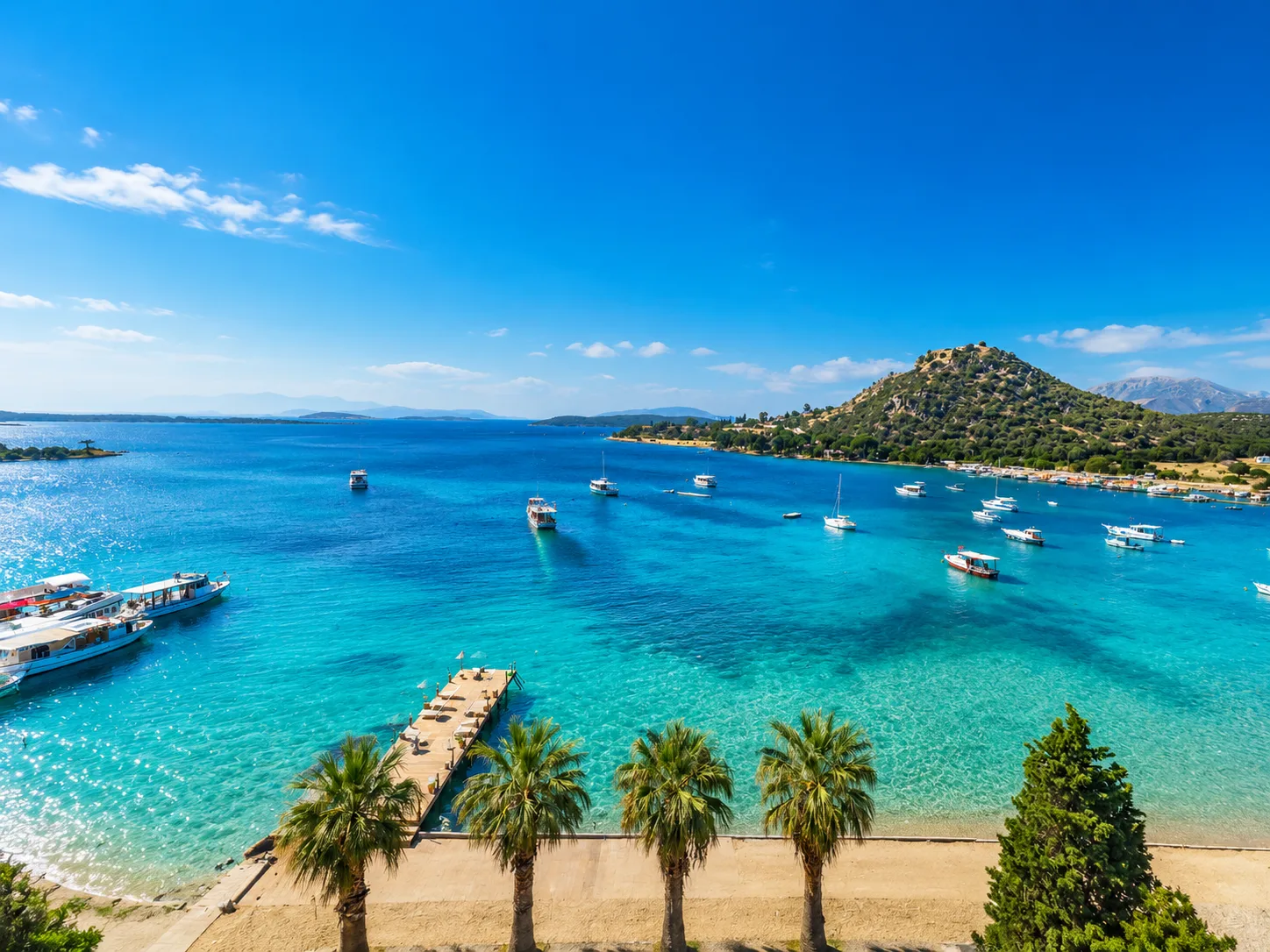 Muup Resort deniz kenarında gün batımı masa düzeni